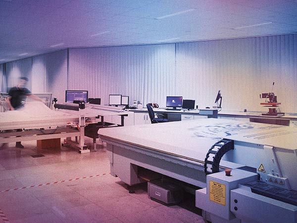 Werbetechnik Digitaldruck | wograndl.com Bild Werbetechnik bei Wograndl zeigt einen Teil einer Digitaldruckmaschine | wograndl.com